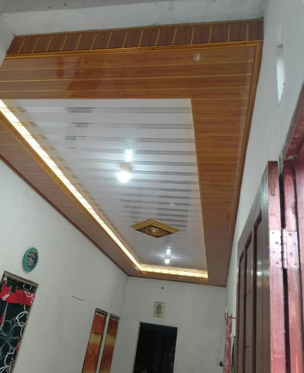 Plafon PVC drop ceiling dengan lampu LED dan medali gold — salah satu hasil kinerja Diyan Jaya PVC